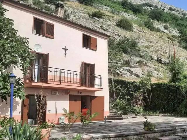 Villa Indipendente in vendita a Pescosansonesco, Abruzzo