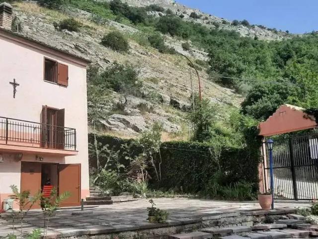 Villa Indipendente in vendita a Pescosansonesco, Abruzzo
