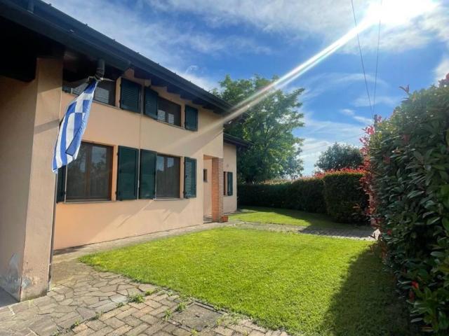 Villa Indipendente in vendita a Piacenza, Reggio Emilia