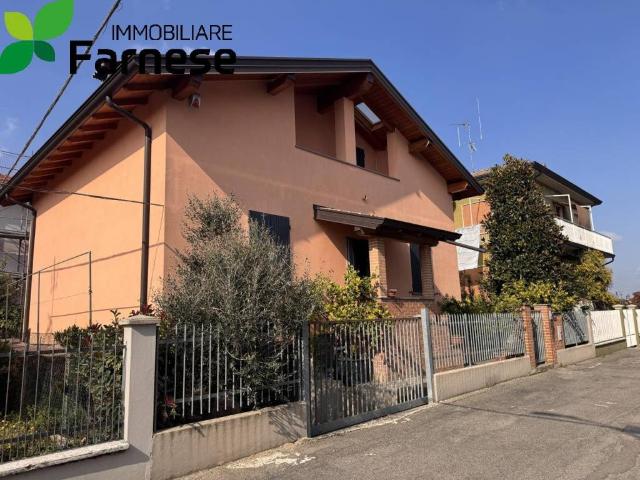 Villa Indipendente in vendita a Piacenza, Reggio Emilia