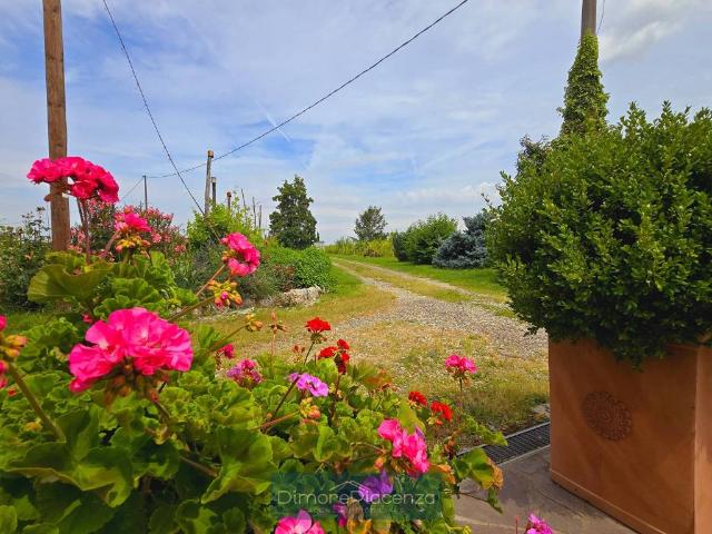 Villa Indipendente in vendita a Giarona, Piacenza