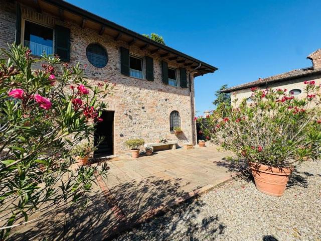 Villa Indipendente in vendita a Piacenza, Reggio Emilia