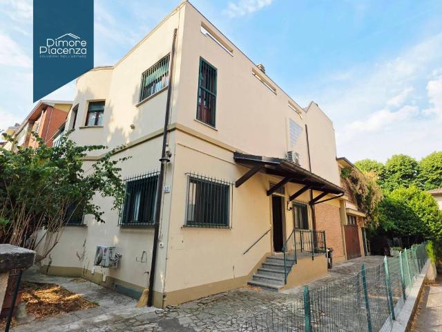 Villa Indipendente in vendita a Piacenza, Reggio Emilia
