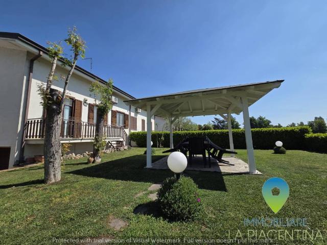 Villa Indipendente in vendita a Piacenza, Reggio Emilia