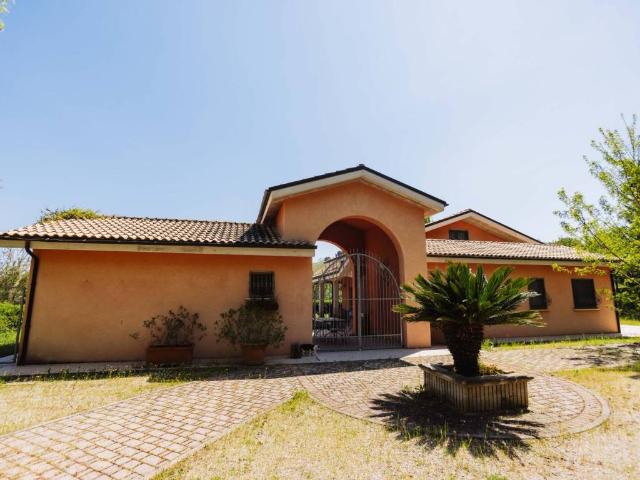 Villa Indipendente in vendita a Pianella, Abruzzo