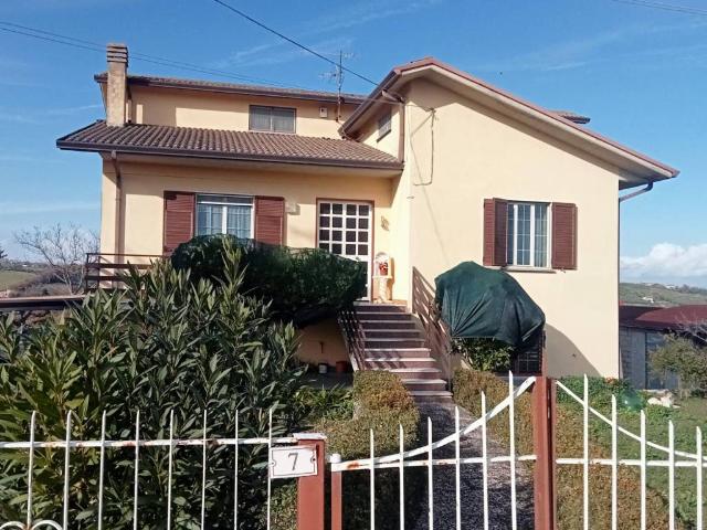 Villa Indipendente in vendita a Pietradefusi, Campania