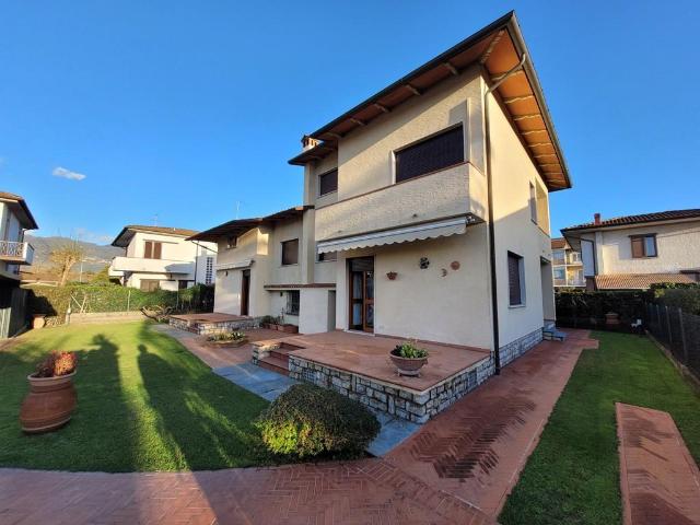 Villa Indipendente in vendita a Tonfano, Toscana