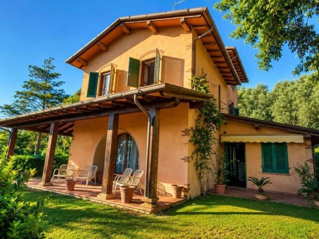 Villa Indipendente in vendita a Tonfano, Toscana