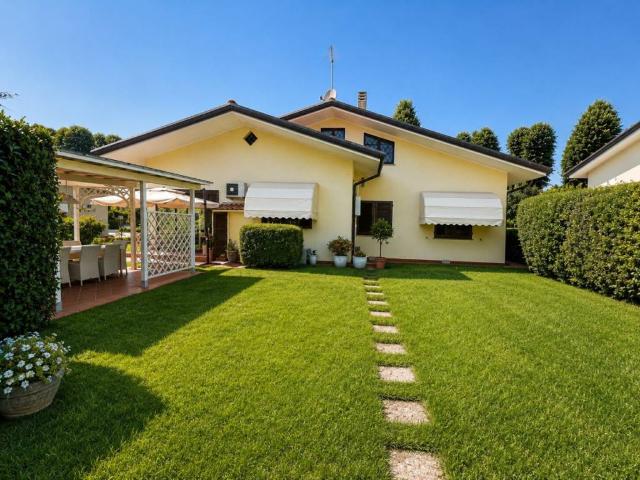 Villa Indipendente in vendita a Tonfano, Toscana