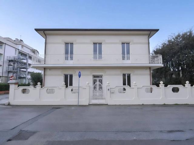Villa Indipendente in vendita a Marina di Pietrasanta, Pietrasanta