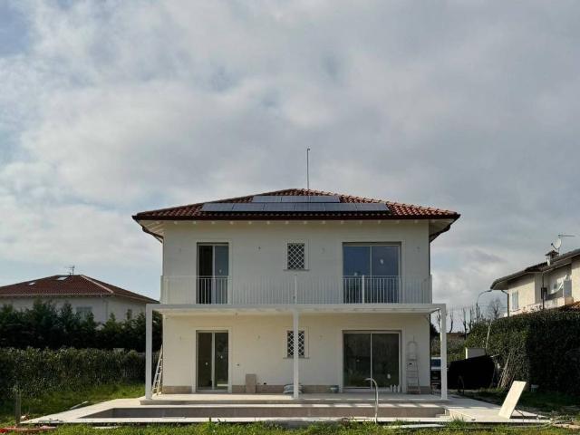 Villa Indipendente in vendita a Tonfano, Toscana