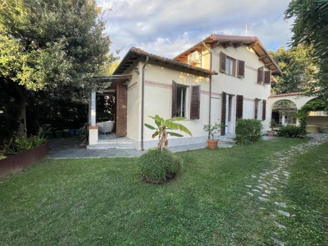 Villa Indipendente in vendita a Tonfano, Toscana