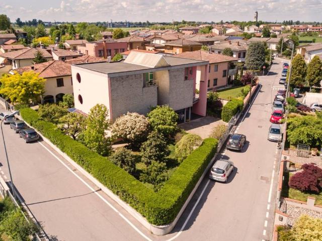 Villa Indipendente in vendita a Pieve D'olmi, Lombardia