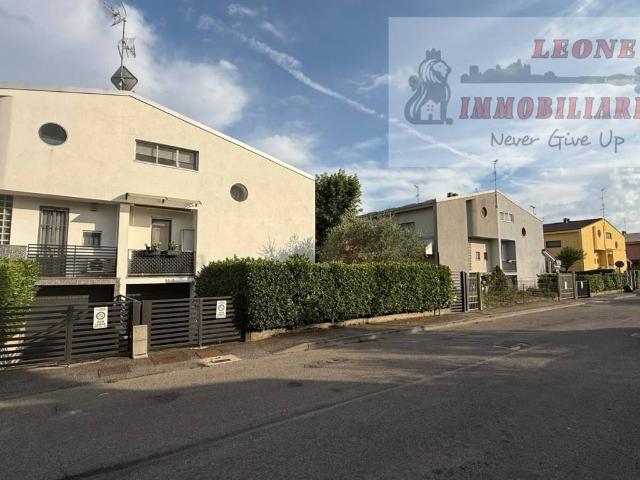 Villa Indipendente in vendita a Pieve Emanuele, Lombardia