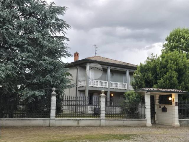 Villa Indipendente in vendita a Pieve Porto Morone, Lombardia