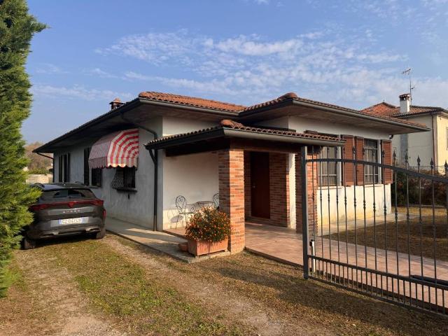 Villa Indipendente in vendita a Pieve Porto Morone, Lombardia