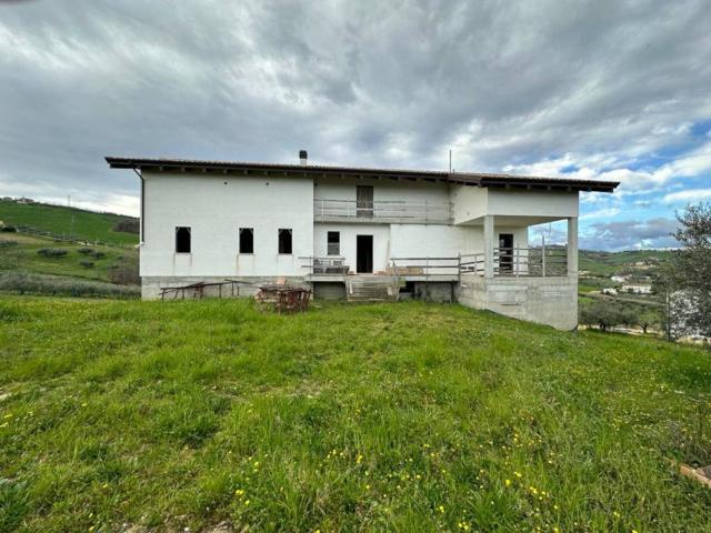 Villa Indipendente in vendita a Seconda Zona P.E.E.P., Pineto