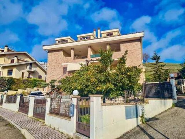 Villa Indipendente in vendita a Zona P.E.E.P., Pineto
