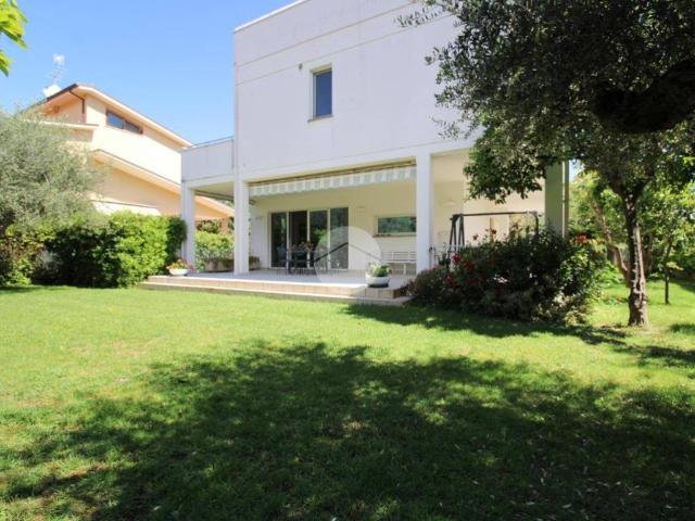 Villa Indipendente in vendita a Quartiere delle nazioni, Pineto