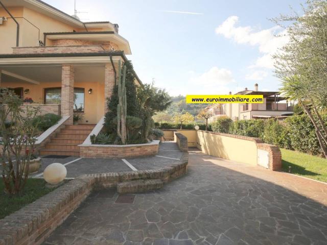 Villa Indipendente in vendita a Quartiere delle nazioni, Pineto