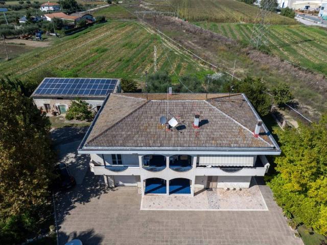 Villa Indipendente in vendita a Scerne, Pineto