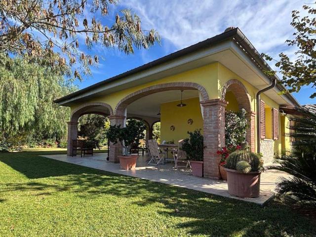 Villa Indipendente in vendita a Salivoli, Piombino