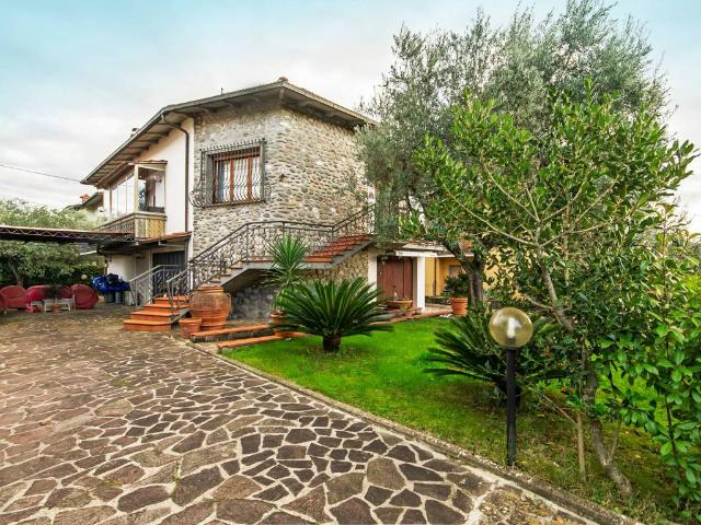 Villa Indipendente in vendita a Chiesina Montalese, Pistoia