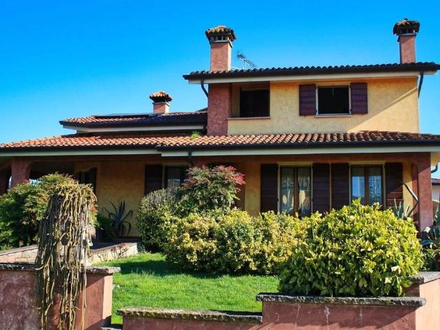 Villa Indipendente in vendita a Piubega, Lombardia