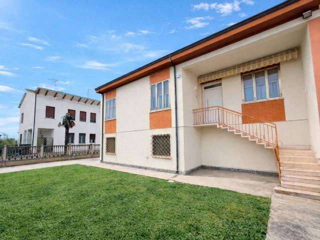 Villa Indipendente in vendita a Poggio Rusco, Lombardia