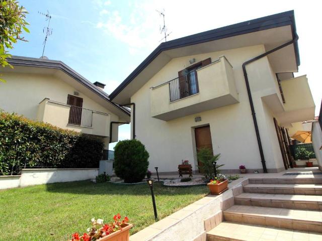 Villa Indipendente in vendita a Pogliano Milanese, Lombardia