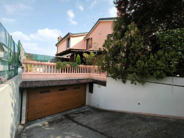 Villa Indipendente in vendita a Pognano, Lombardia