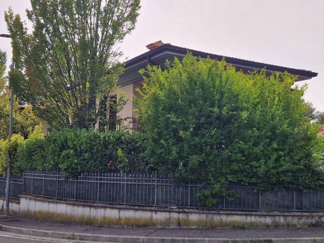 Villa Indipendente in vendita a Polpenazze, Lombardia
