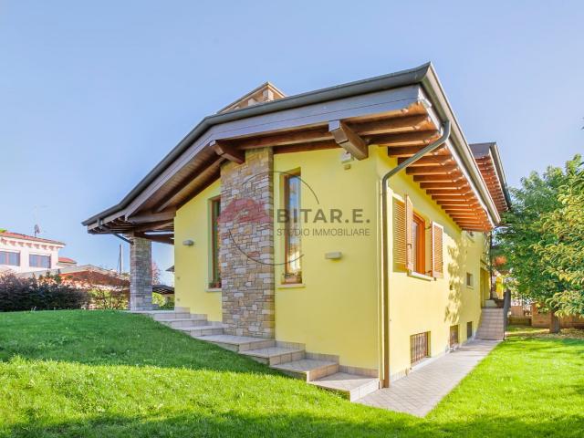 Villa Indipendente in vendita a Poncarale, Lombardia