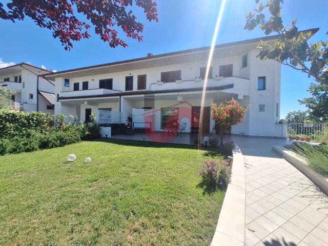 Villa Indipendente in vendita a Ponte, Campania
