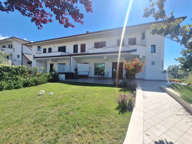 Villa Indipendente in vendita a Ponte, Campania