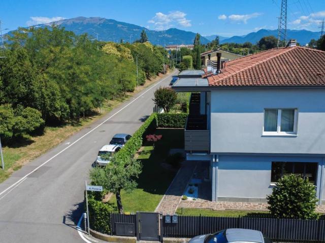 Villa Indipendente in vendita a Locate Bergamasco, Ponte San Pietro