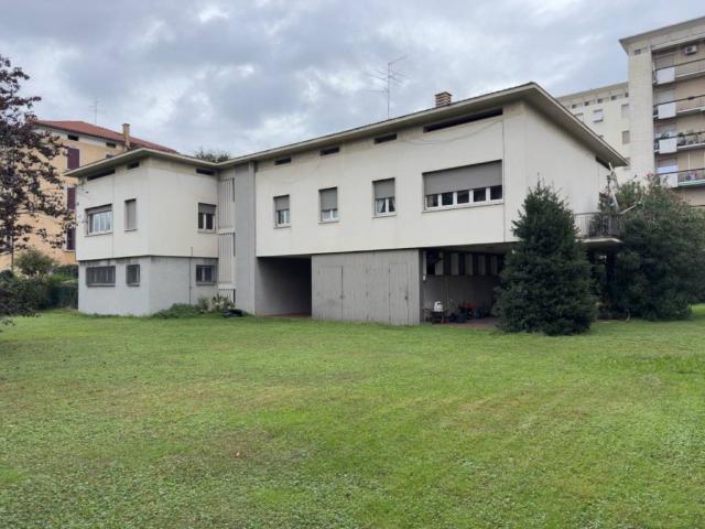 Villa Indipendente in vendita a Ponte San Pietro, Lombardia