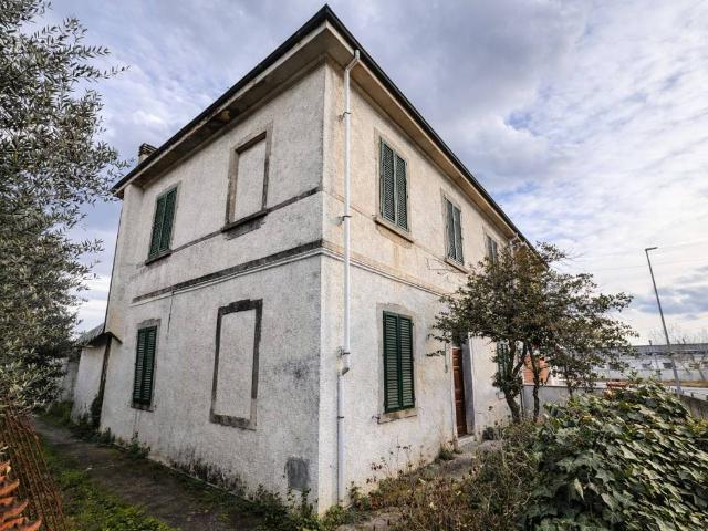 Villa Indipendente in vendita a Pontedera, Toscana