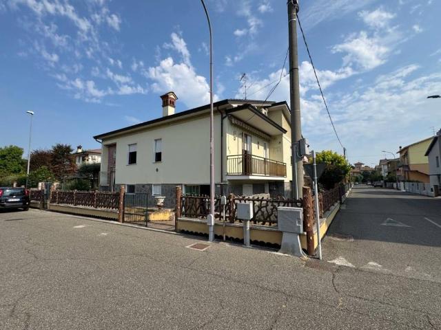Villa Indipendente in vendita a Pontenure, Reggio Emilia