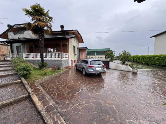 Villa Indipendente in vendita a Pontoglio, Lombardia