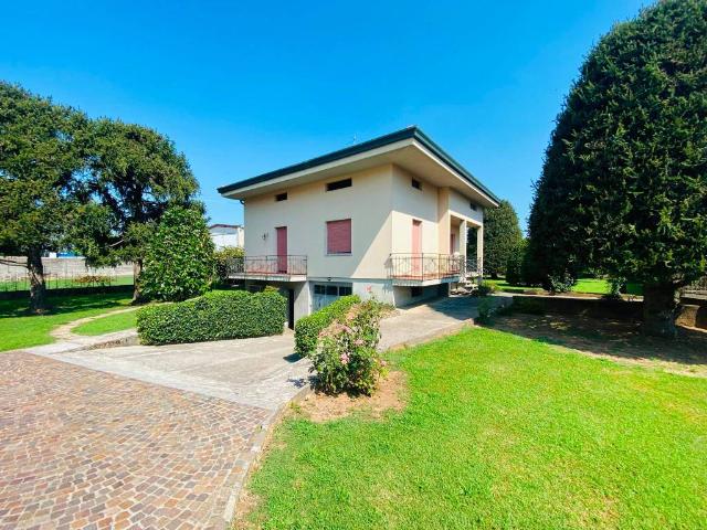 Villa Indipendente in vendita a Pontoglio, Lombardia