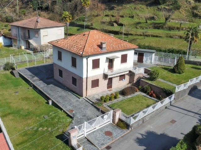 Villa Indipendente in vendita a Comunità Montana del Piambello, Porto Ceresio