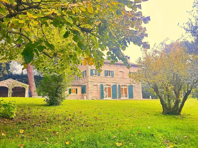 Villa Indipendente in vendita a Zona Montarice, Marche