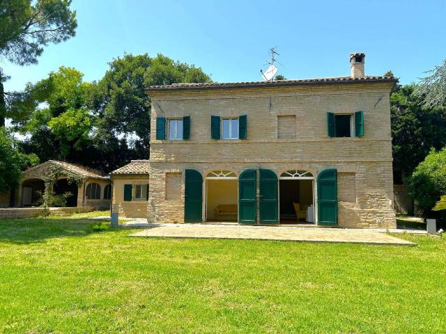 Villa Indipendente in vendita a Zona Montarice, Marche