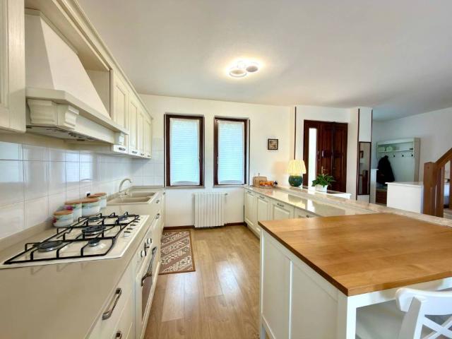 Villa Indipendente in vendita a Pozzolengo, Lombardia