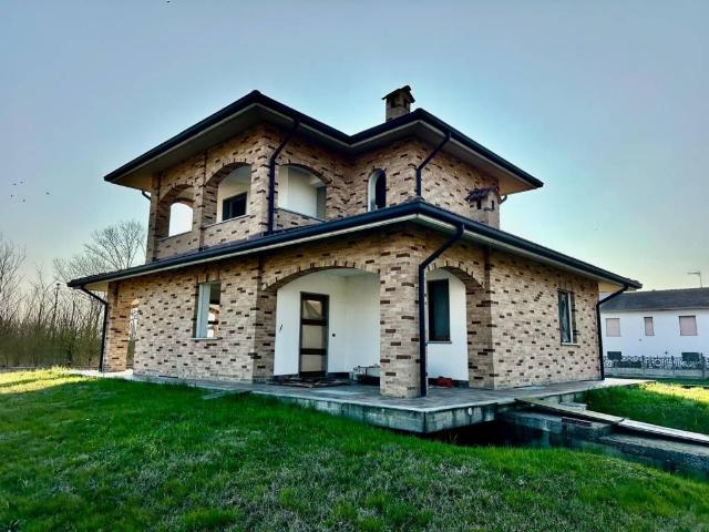 Villa Indipendente in vendita a Piemonte, Alessandria
