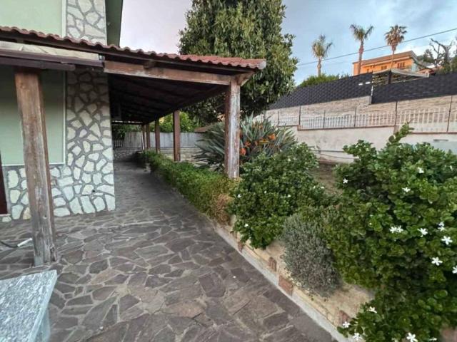 Villa Indipendente in vendita a Pozzuoli, Campania