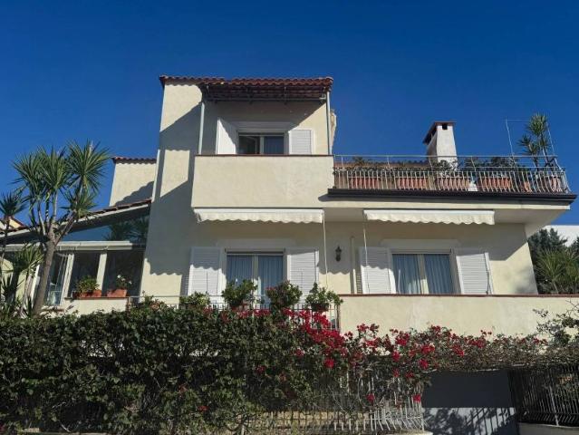 Villa Indipendente in vendita a Pozzuoli, Campania