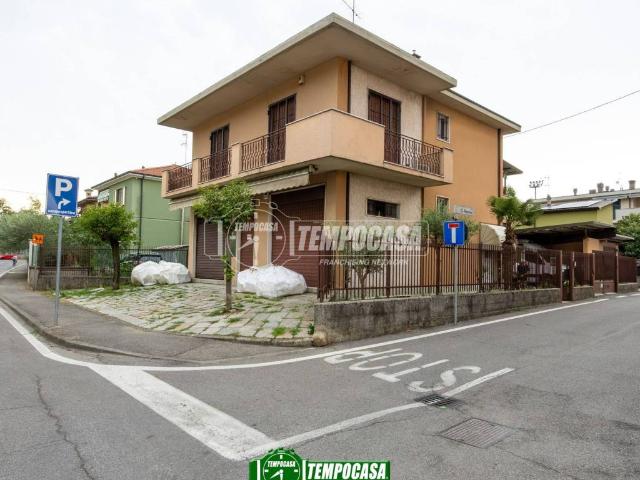 Villa Indipendente in vendita a Pozzuolo Martesana, Lombardia