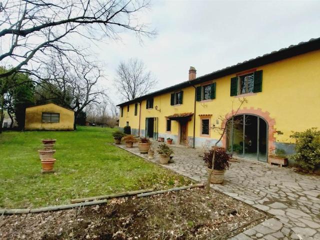 Villa Indipendente in vendita a Prato, Toscana